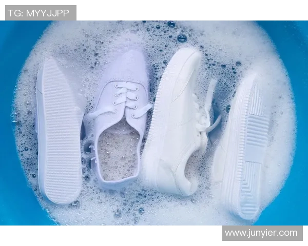 足球清洗指南如何有效去除污垢与异味保持球鞋干净如新